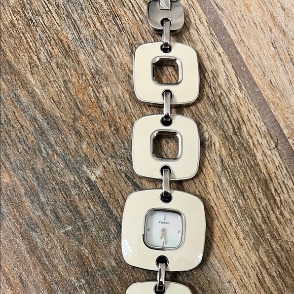 Fossil Brand Mother of Pearl Bezel/Silvertone Womens Watch - Picture 2 of 4